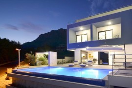 Villa Nina Makarska con piscina a sfioro riscaldata di 33 m2 e splendida vista sul mare, Croatia, Veliko Brdo, Macarsca