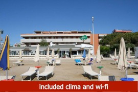 Appartamento accogliente: Parcheggio, WiFi, TV, AC, 1 km dalla spiaggia