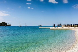 Minuti dalla spiaggia, animali domestici, piscina privata, completamente recintato,