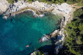 Minuti dalla spiaggia, animali domestici, piscina privata, completamente recintato,