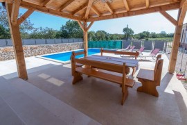 Minuti dalla spiaggia, animali domestici, piscina privata, completamente recintato,