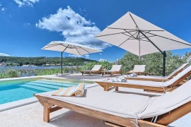 Villa Blue Bay - villa fronte mare con piscina per 10 ospiti sull'isola di Ugljan, Croatia, Sutomiscica, Ugliano