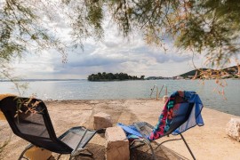 Traditionelles Steinhaus am Meer in Preko, Croatia, Poljana, Ugliano