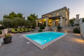 Villa Tatijana, only 30 m from the beach, island getaway, private pool, privacy provided, Croatia, Cuclizza, Ugliano