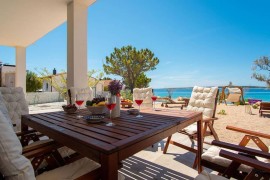 Beachfront Holiday home Paladina