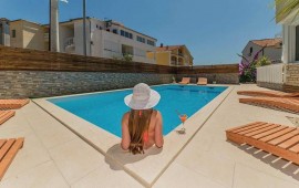 50m² Ferienwohnung für 4 Gäste & Hund mit Balkon und seitlichem Meerblick & Pool, Croatia, Zaravecchia, Zara