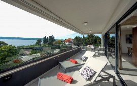 Deluxe suite apartment with sea view in villa Marija