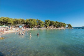 Questo appartamento praticamente arredato vicino alla spiaggia vi dà il benvenuto a Pakostane.