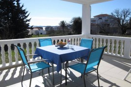 Ferienhaus mit überdachter Terrasse und Meerblick