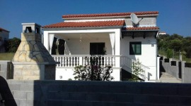 Ferienhaus mit überdachter Terrasse und Meerblick