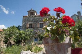 Ferienhaus in Zlarin mit Schönem Garten