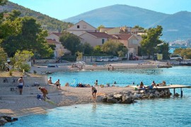 Katarina 2 Appartamento con vista mare, a soli 20 metri dalla spiaggia di ciottoli, Croatia, Mastrinka, Ciovo