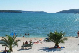 200 m to the beach, shared outdoor pool, 2 people, free Wifi, free parking, Croatia, Traù, Ciovo