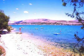 Sea Front Stone Villa, a soli 5 metri dalla spiaggia di ciottoli, a 3 km dal centro storico di Trogi, Croatia, Mastrinka, Ciovo