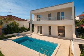 Spacious 5-bedroom apartment with private pool in fabulous Okrug Gornji, Croatia, Ciovo