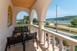 A1 - seafront apt with balcony, 1 min to beach, Croatia, Traù, Regione spalatino-dalmata