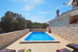 Bella casa in pietra mediterranea con vista mare