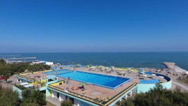 Casa mobile con aria condizionata, terrazza semi-coperta in legno e piscina, Italia, Rosolina Mare, Polesine