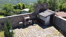 Casale in sassi risalente al 1500 con giardino 