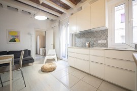 Lovely apartment central Barcelona 100m to beach!