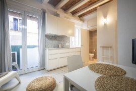 Lovely apartment central Barcelona 100m to beach!