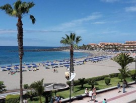 Situato in posizione centrale sul lungomare di Los Cristianos, Spain, Los Cristianos, Arona