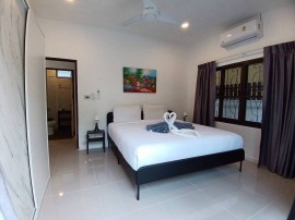 Casa bianca con 2 camere da letto e 1 bagno vicino alla cascata di Kathu, Provincia di Phuket