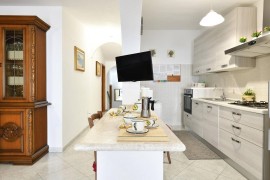 Casa Vacanze Appartamento Holiday vicino alla spiaggia con Wi-Fi e terrazza, Italy