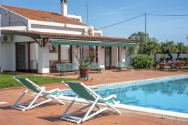 Villa Sole Pula vicino alla spiaggia con piscina, giardino e Wi-Fi, Italia