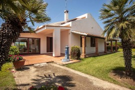 Villa Sole Pula vicino alla spiaggia con piscina, giardino e Wi-Fi, Italy