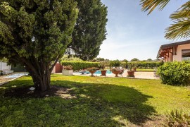 Villa Sole Pula vicino alla spiaggia con piscina, giardino e Wi-Fi, Italia