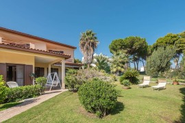 Spaziosa Villa Ro con Vista Mare, Vista Montagna, Wi-Fi, Balcone, Italia, Porto Columbu, Sarroch