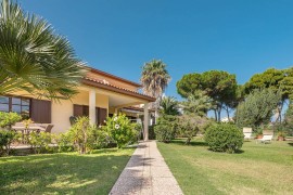 Spaziosa Villa Ro con Vista Mare, Vista Montagna, Wi-Fi, Balcone, Italy, Porto Columbu, Sarroch