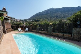 Casa vacanze 'Bados' con vista sulle montagne, piscina e aria condizionata, Italia, Dorgali, Golfo di Orosei