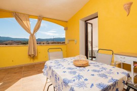 Casa vacanze 'Seahouserent' con ampia terrazza vista mare, giardino e Wi-Fi, Italia