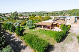 Villa 'Casa Serra' con vista sulle montagne, Wi-Fi e aria condizionata, Italy, Campidano