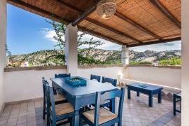 Casa vacanza vicino alla spiaggia con terrazza e vista mare; animali domestici ammessi, Italy, Baja Sardinia, Arzachena