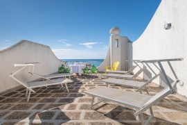 Casa vacanze 'Villa Gaudì - Vicens' con vista mare, Wi-Fi e aria condizionata, Sant'Isidoro, Golfo di Taranto