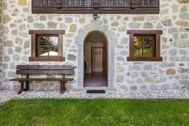 Casa vacanze 'Cechin' con vista sulle montagne, giardino privato e balcone, Borgo Lares, Prealpi Gardesane