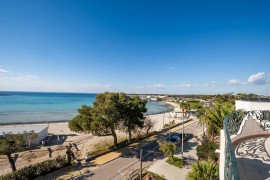 Casa vacanze 'Villa Gaudì - Vicens' con vista mare, Wi-Fi e aria condizionata, Sant'Isidoro, Golfo di Taranto