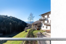 Agriturismo 'Innerjerberhof Sunnseit' con vista sulle montagne, terrazza in comune e Wi-Fi