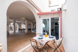 Casa vacanze 'Villa Gaudì - Vicens' con vista mare, Wi-Fi e aria condizionata, Sant'Isidoro, Golfo di Taranto