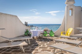 Casa vacanze 'Villa Gaudì - Vicens' con vista mare, Wi-Fi e aria condizionata, Sant'Isidoro, Golfo di Taranto