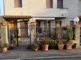 Vendita Appartamento in Località Antria. Arezzo. Buono stato, piano terra, posto auto, con terrazza,