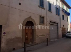 Vendita Appartamento in via Francesco Petrarca 2. Arezzo. Buono stato, primo piano, posto auto, risc