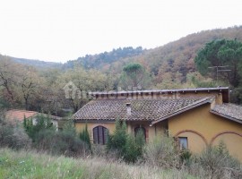 Vendita Villa unifamiliare in Località Casa al Cincio 28 Arezzo. Da ristrutturare, con terrazza, ris