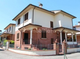 Vendita Villa unifamiliare in via B.Catastini 59 Arezzo. Ottimo stato, posto auto, con terrazza, ris