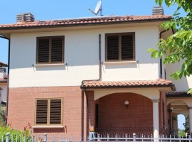 Vendita Villa unifamiliare in via B.Catastini 59 Arezzo. Ottimo stato, posto auto, con terrazza, ris