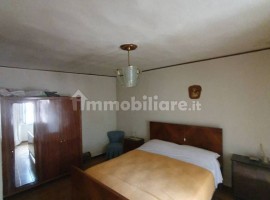 Vendita Terratetto unifamiliare in Località Puglia 25 Arezzo. Da ristrutturare, con balcone, 95 m², 