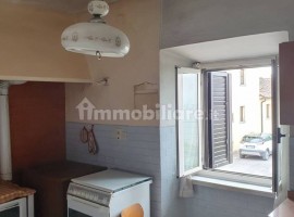 Vendita Terratetto unifamiliare in Località Puglia 25 Arezzo. Da ristrutturare, con balcone, 95 m², 